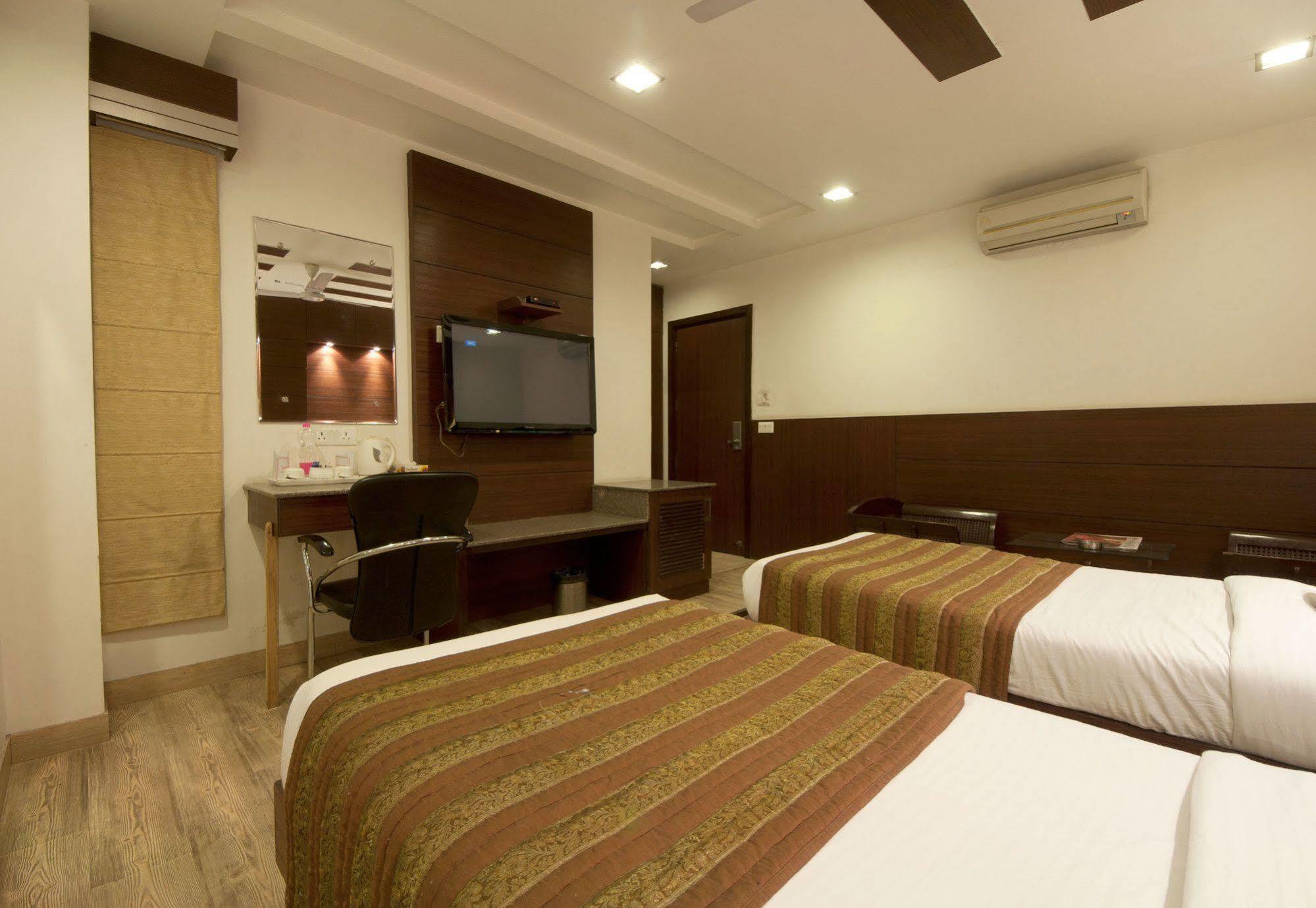 Hotel Amaltas International - Delhi-16 Nuova Delhi Esterno foto