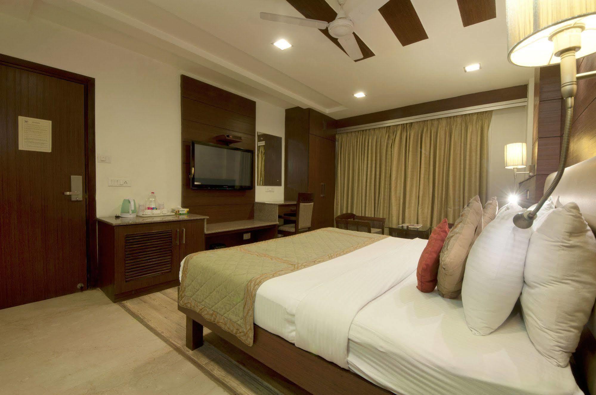 Hotel Amaltas International - Delhi-16 Nuova Delhi Esterno foto