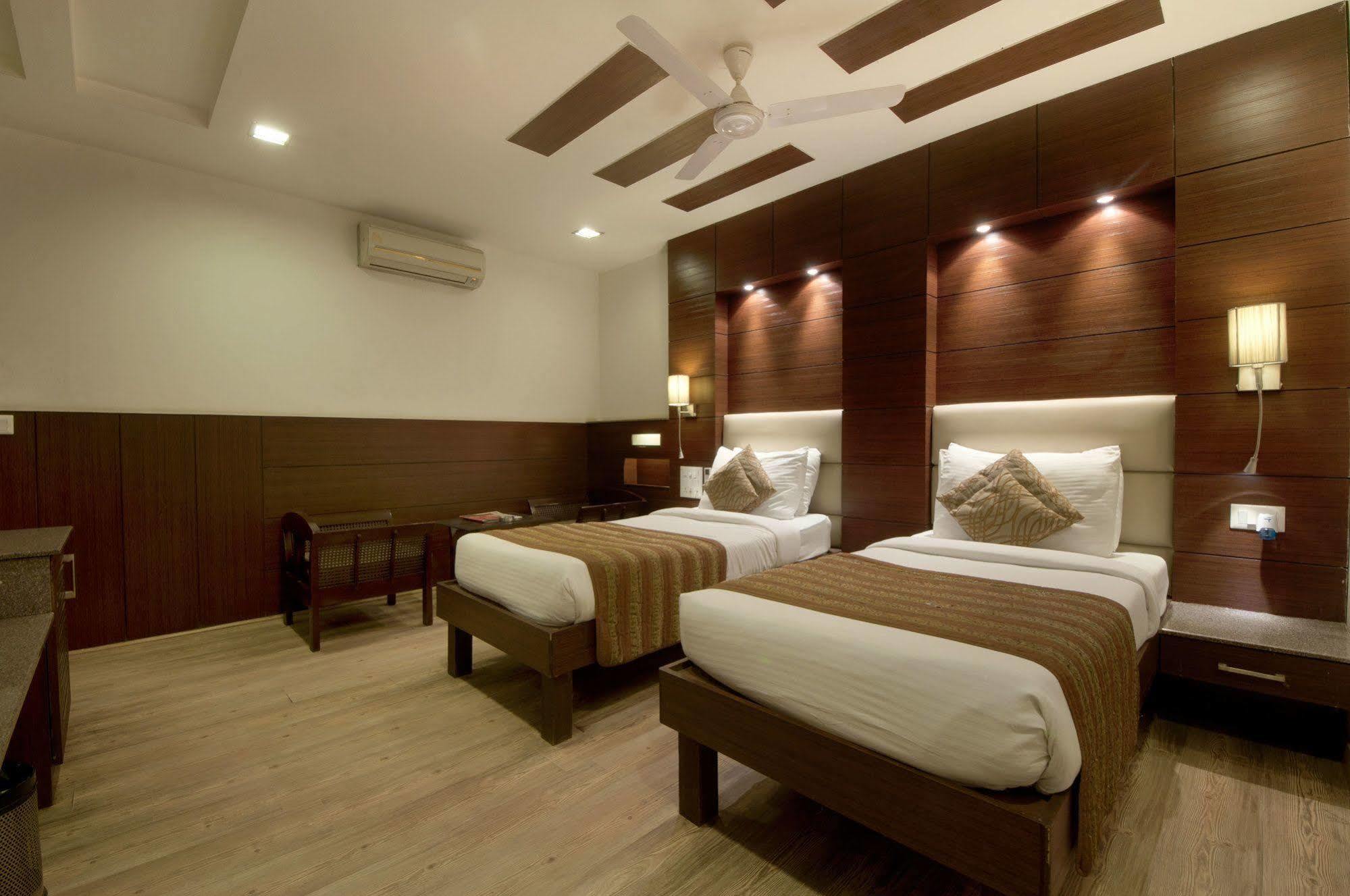 Hotel Amaltas International - Delhi-16 Nuova Delhi Esterno foto